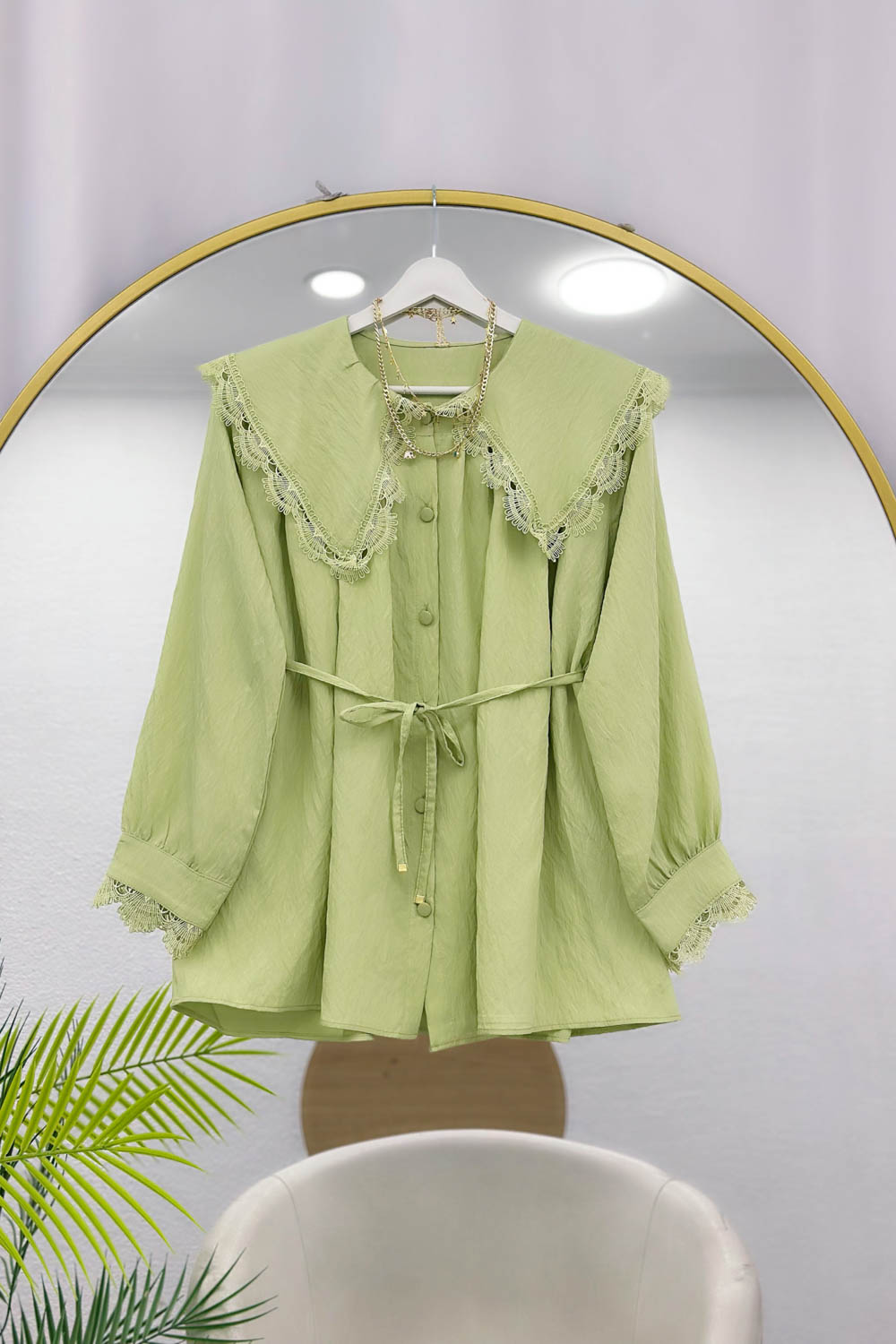 YAKASI DANTEL İŞLEMELİ GÖMLEK