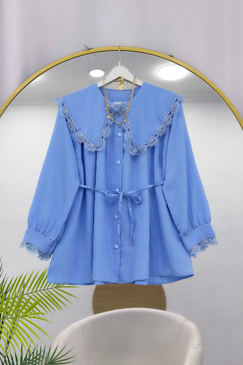 YAKASI DANTEL İŞLEMELİ GÖMLEK