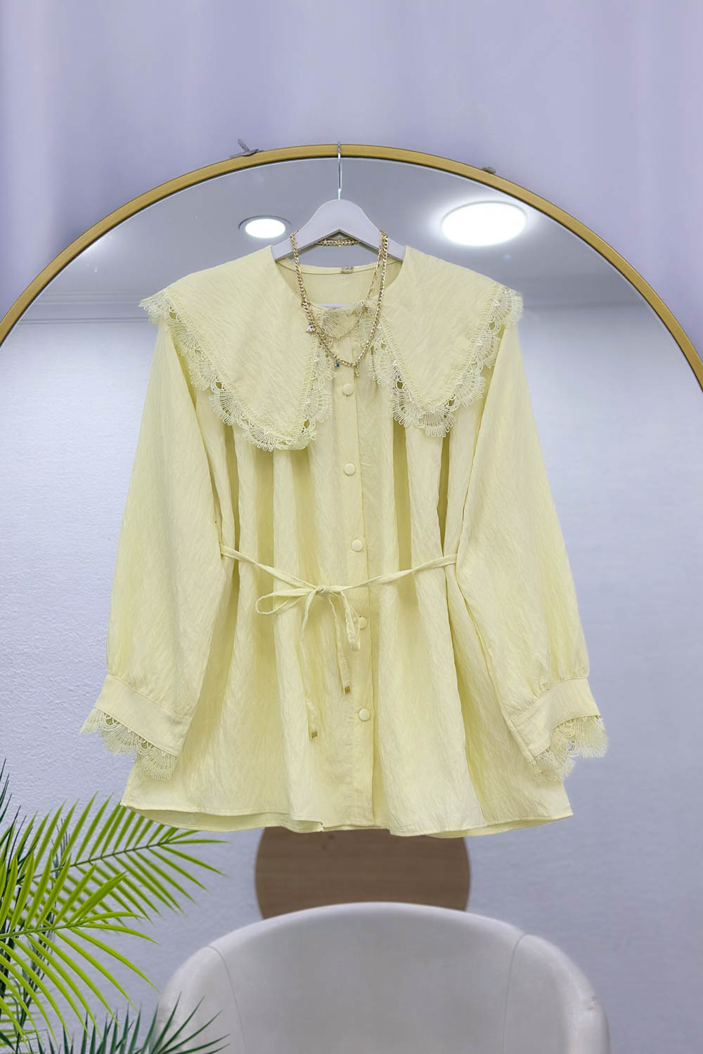 YAKASI DANTEL İŞLEMELİ GÖMLEK