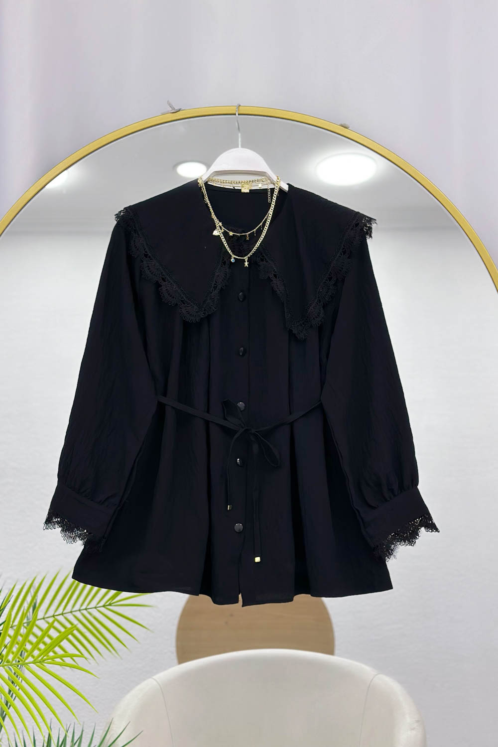 YAKASI DANTEL İŞLEMELİ GÖMLEK