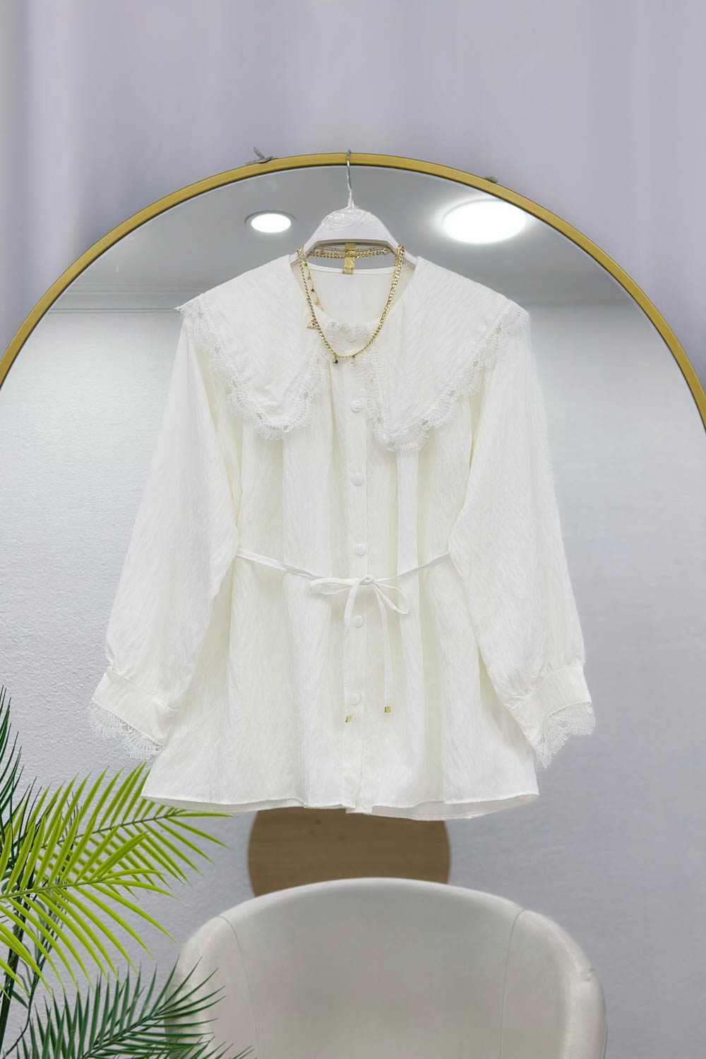 YAKASI DANTEL İŞLEMELİ GÖMLEK