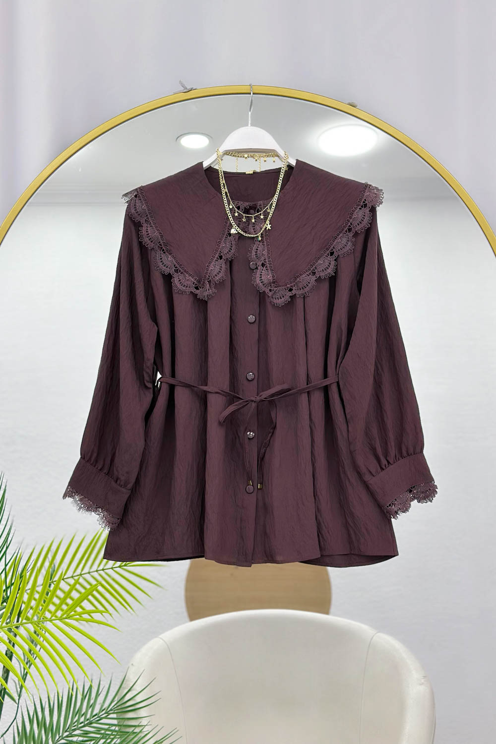 YAKASI DANTEL İŞLEMELİ GÖMLEK