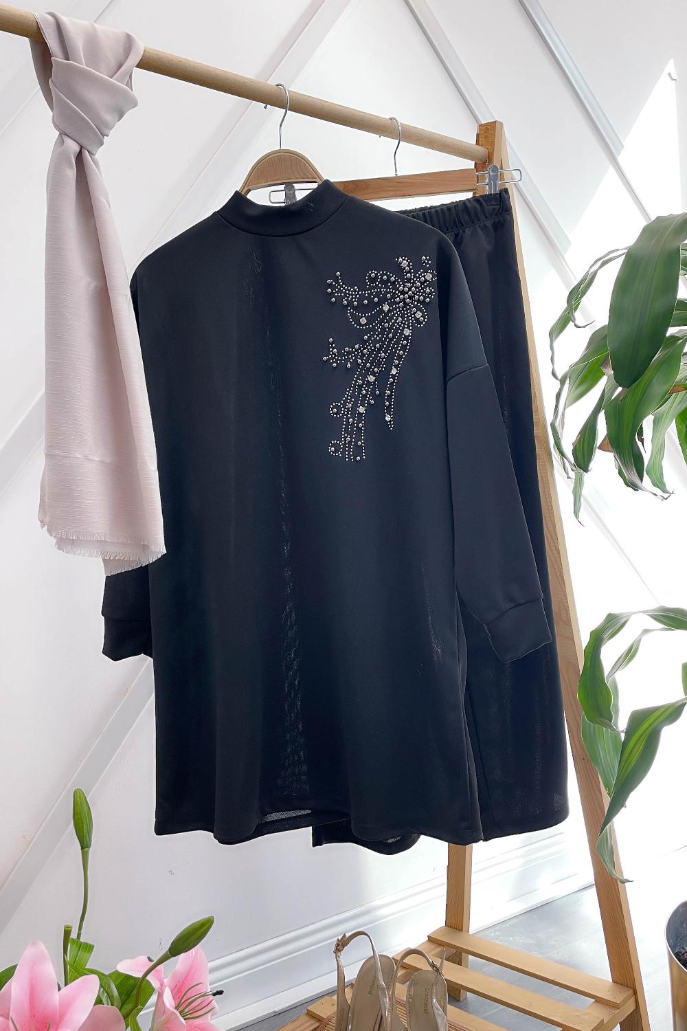 OMUZDAN BONCUK DETAYLI KREP TAKIM