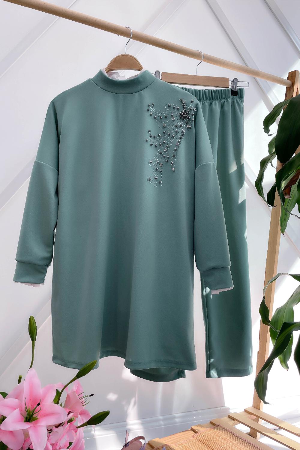 OMUZDAN BONCUK DETAYLI KREP TAKIM