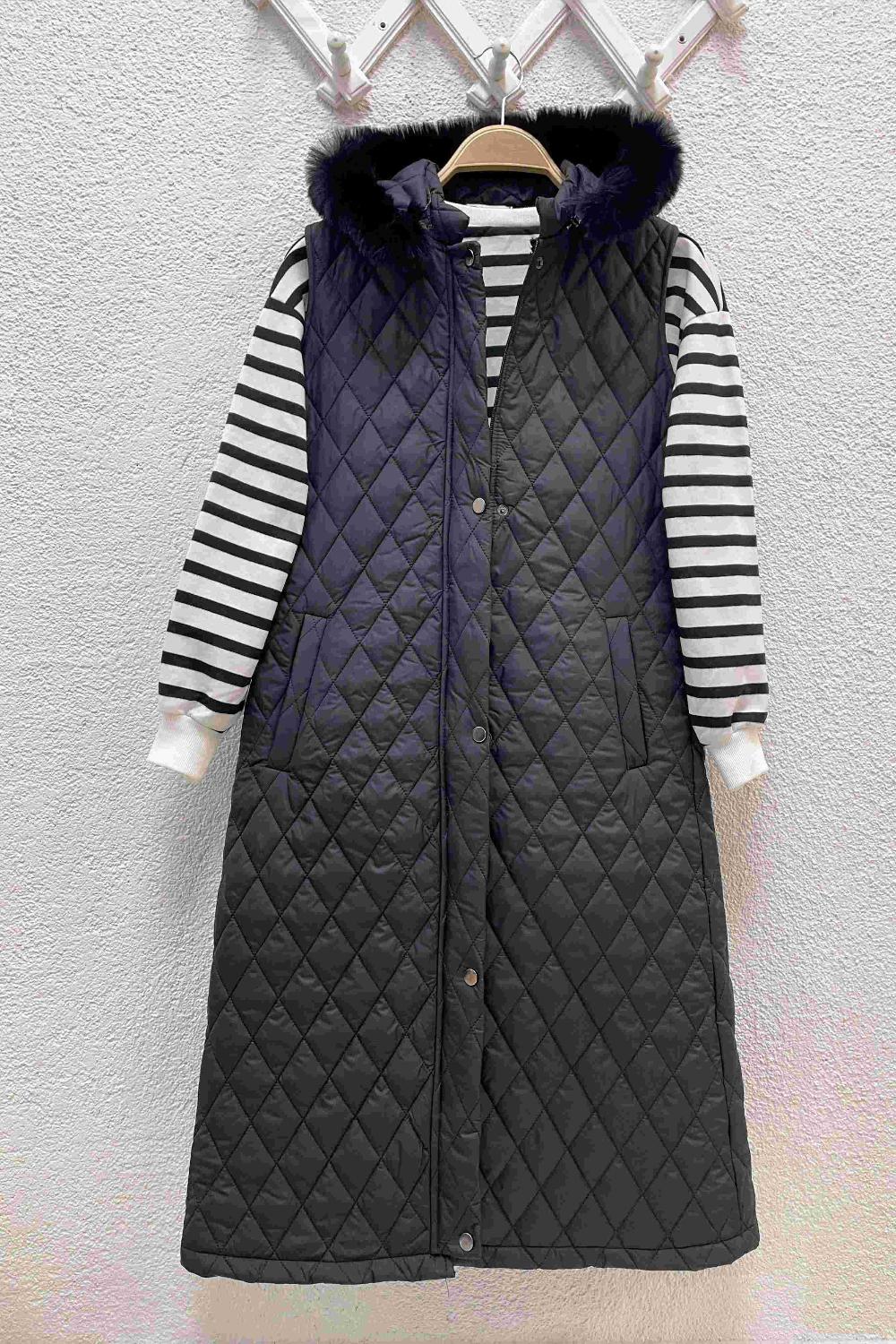 KAPŞONU KÜRK DETAYLI KAPİTONE YELEK