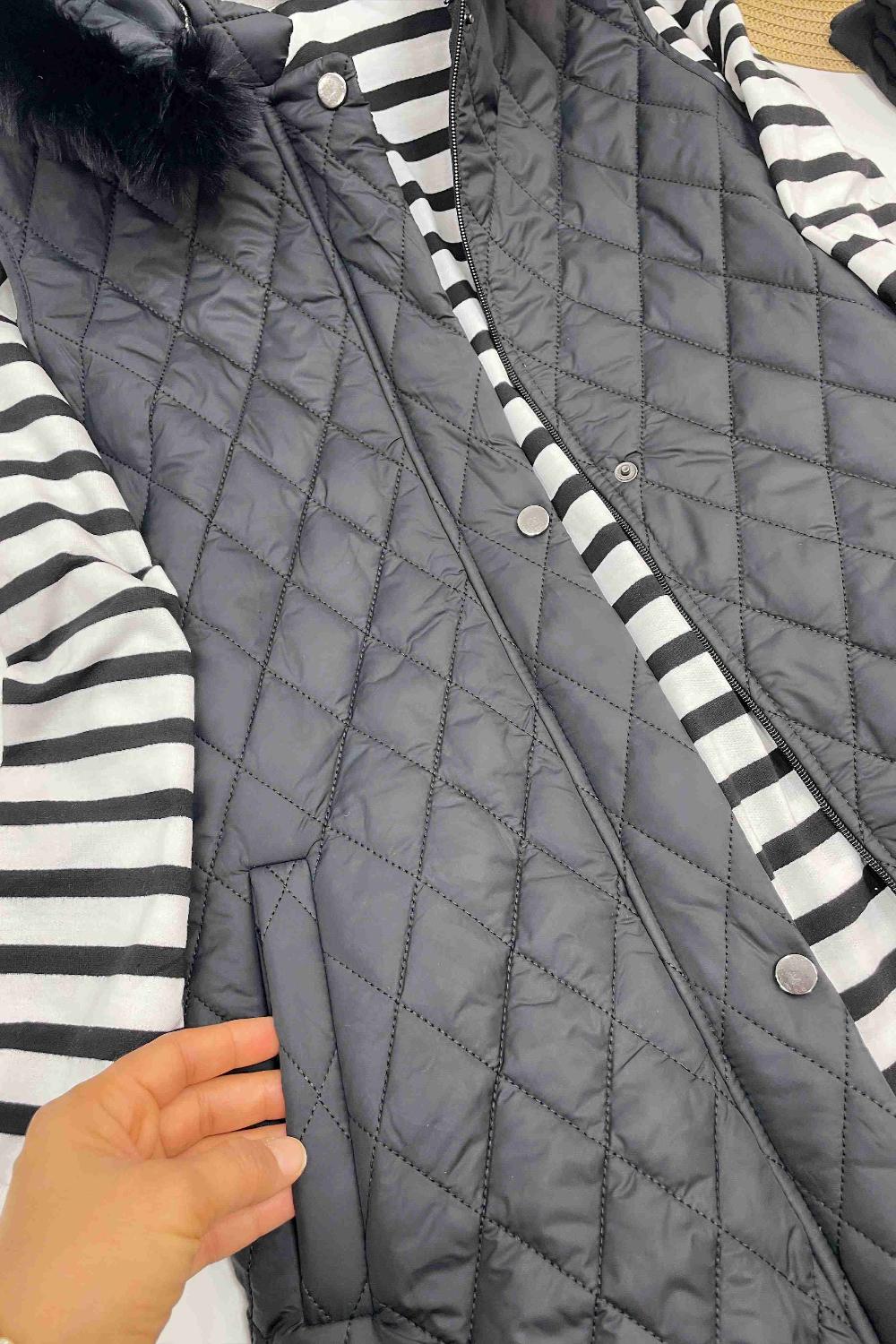 KAPŞONU KÜRK DETAYLI KAPİTONE YELEK