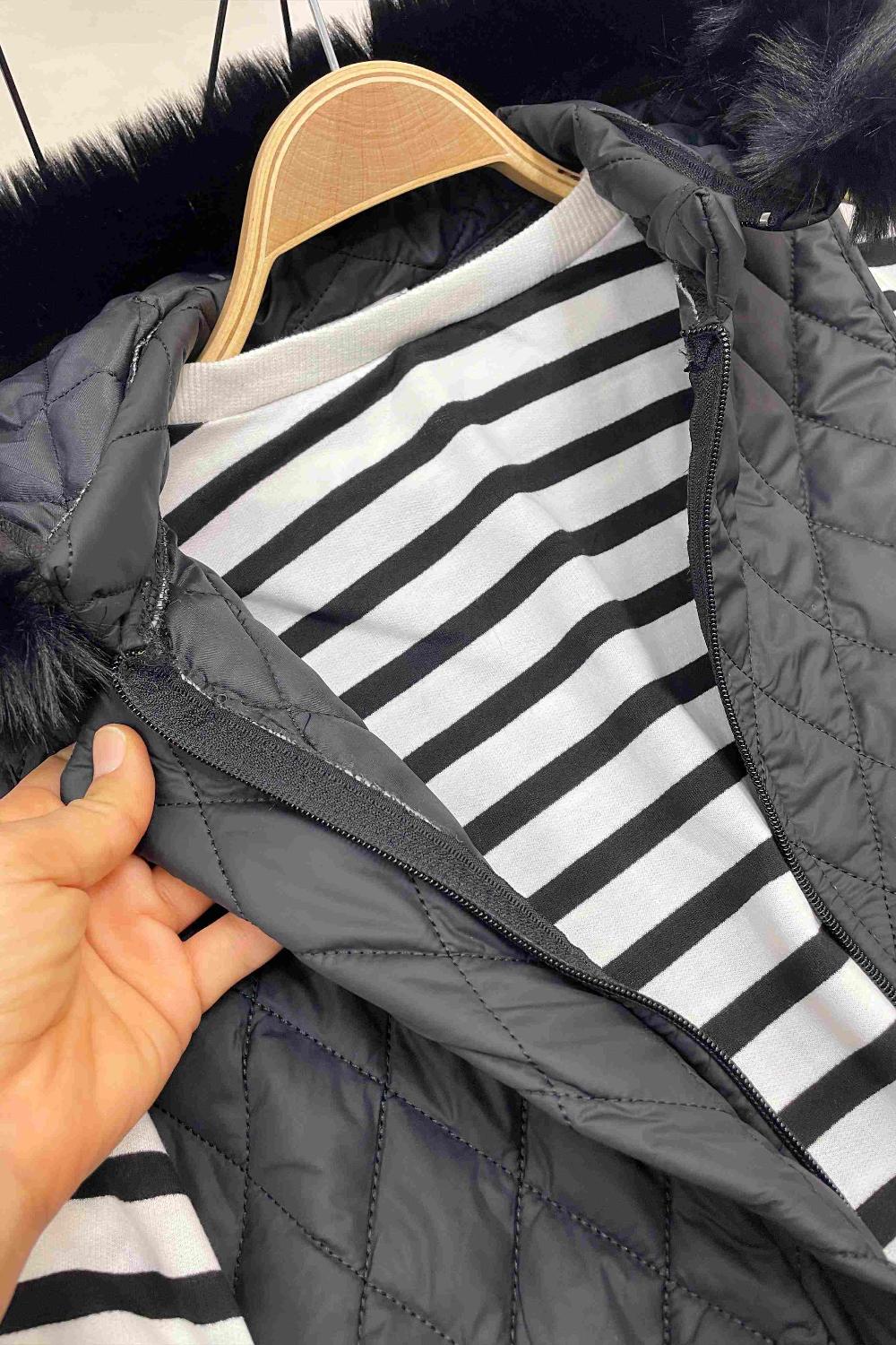 KAPŞONU KÜRK DETAYLI KAPİTONE YELEK