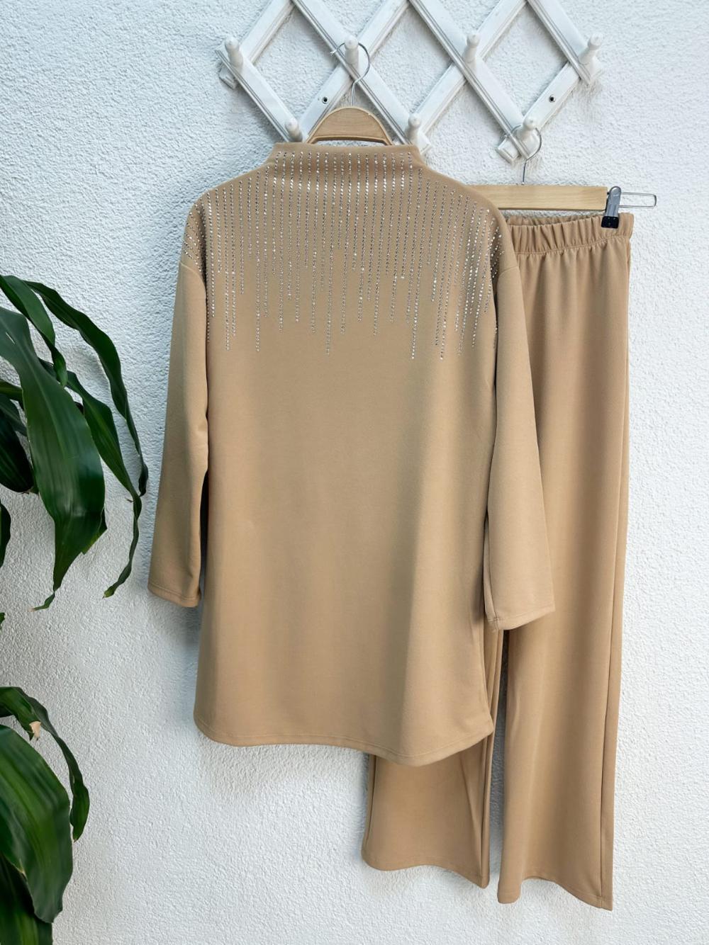 DİK YAKA TAŞLI TAKIM