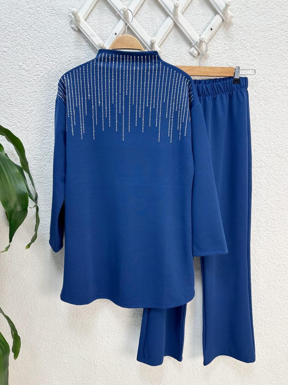 DİK YAKA TAŞLI TAKIM