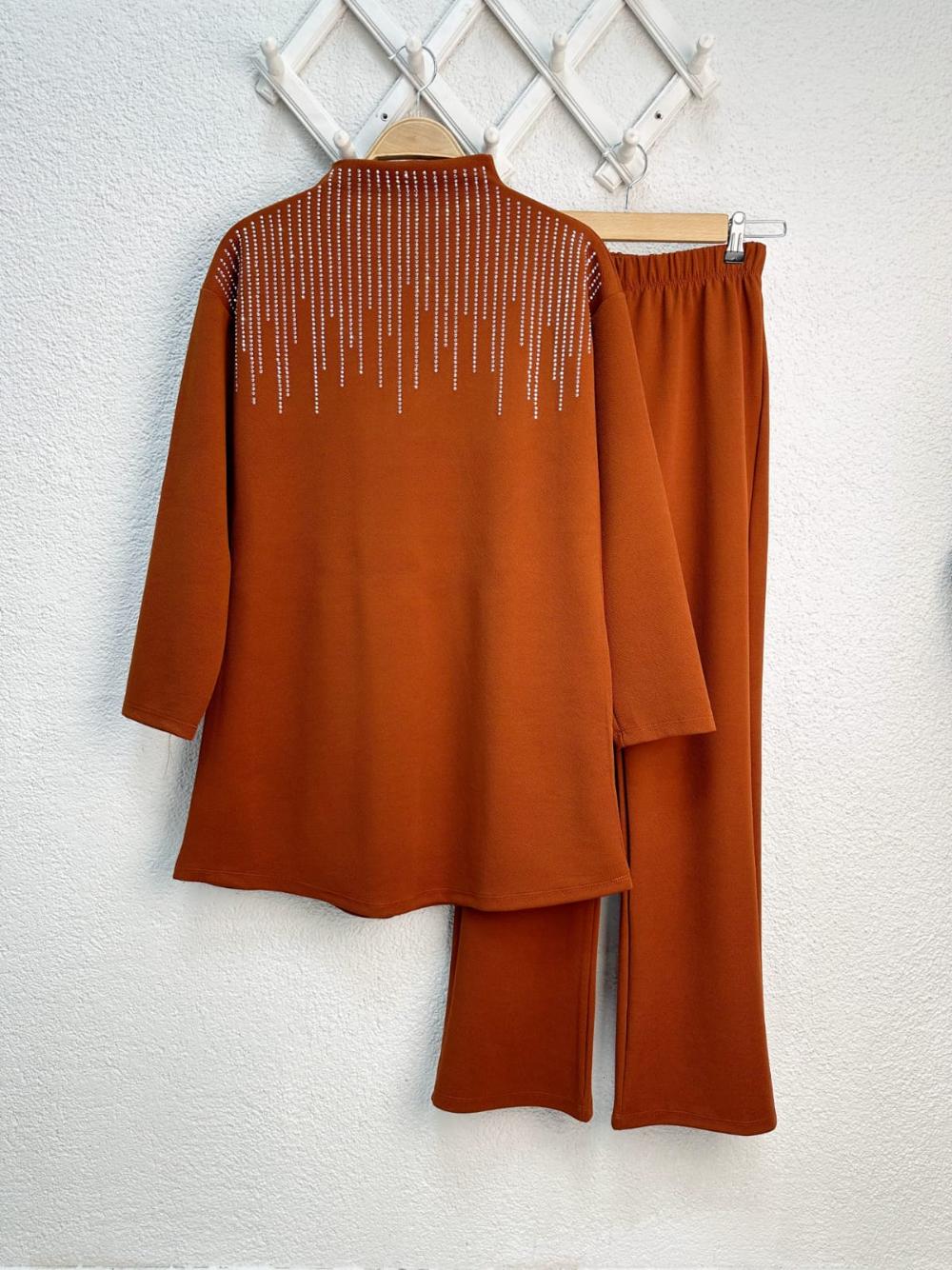 DİK YAKA TAŞLI TAKIM