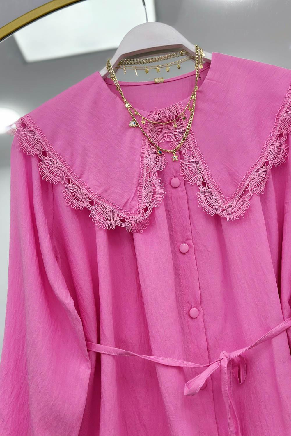 YAKASI DANTEL İŞLEMELİ GÖMLEK