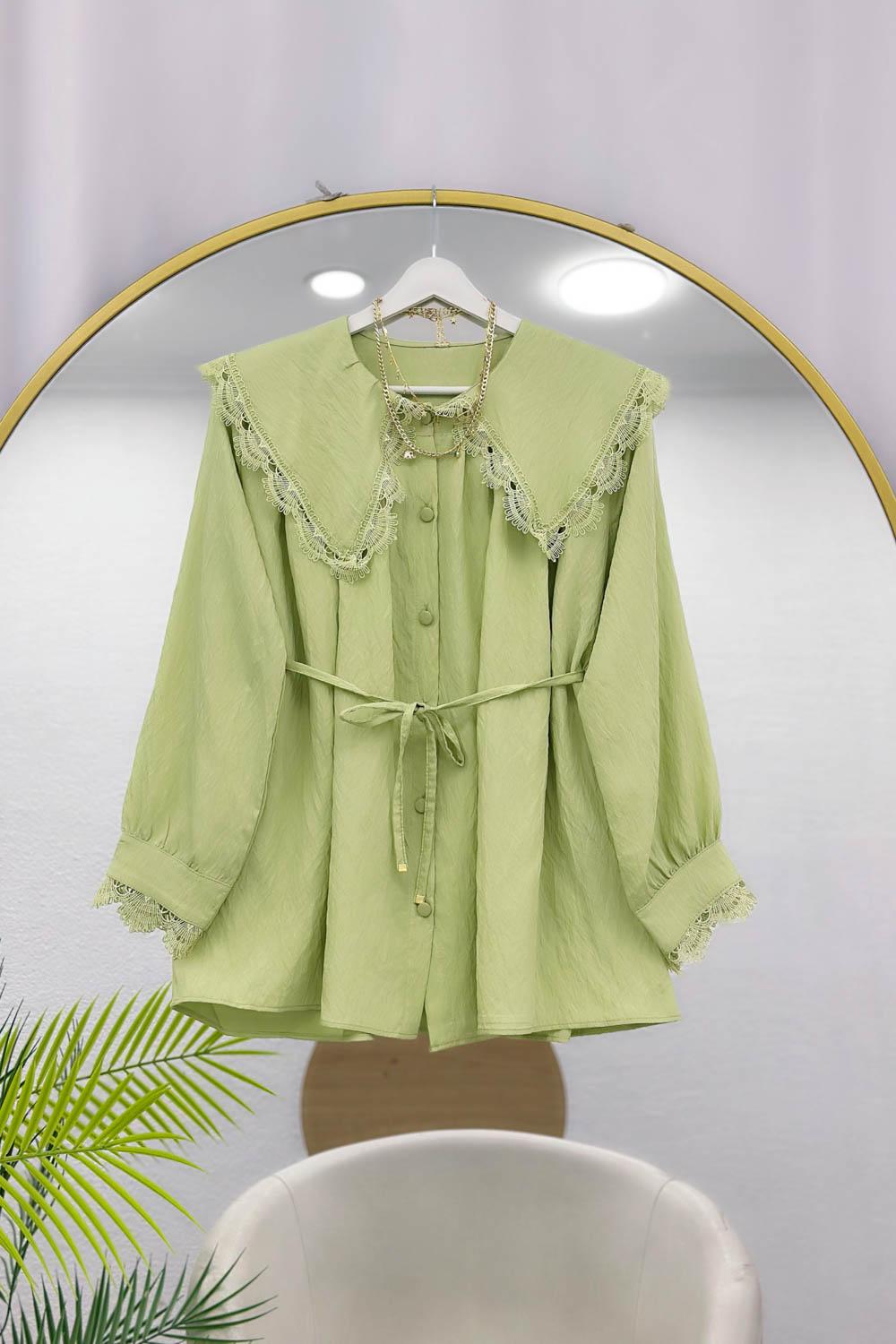 YAKASI DANTEL İŞLEMELİ GÖMLEK