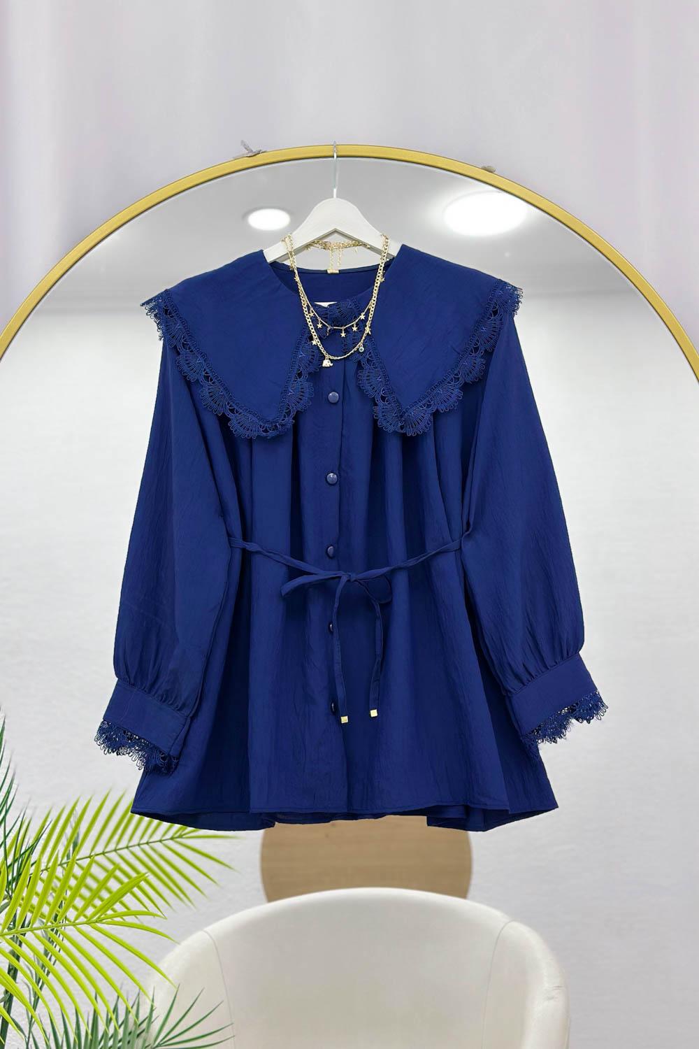 YAKASI DANTEL İŞLEMELİ GÖMLEK