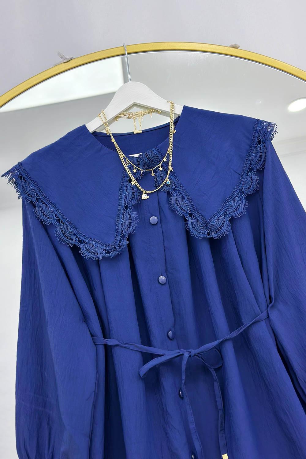 YAKASI DANTEL İŞLEMELİ GÖMLEK