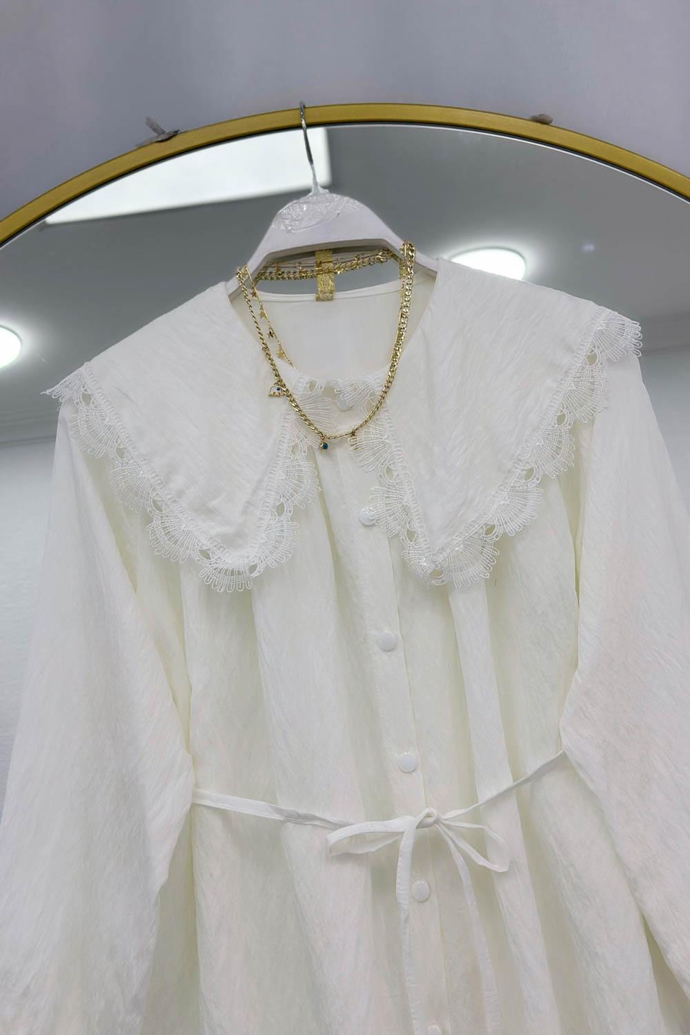 YAKASI DANTEL İŞLEMELİ GÖMLEK