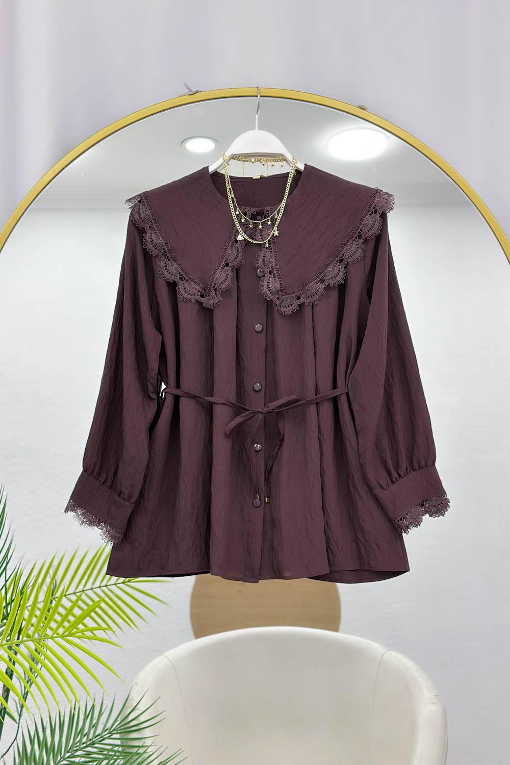 YAKASI DANTEL İŞLEMELİ GÖMLEK