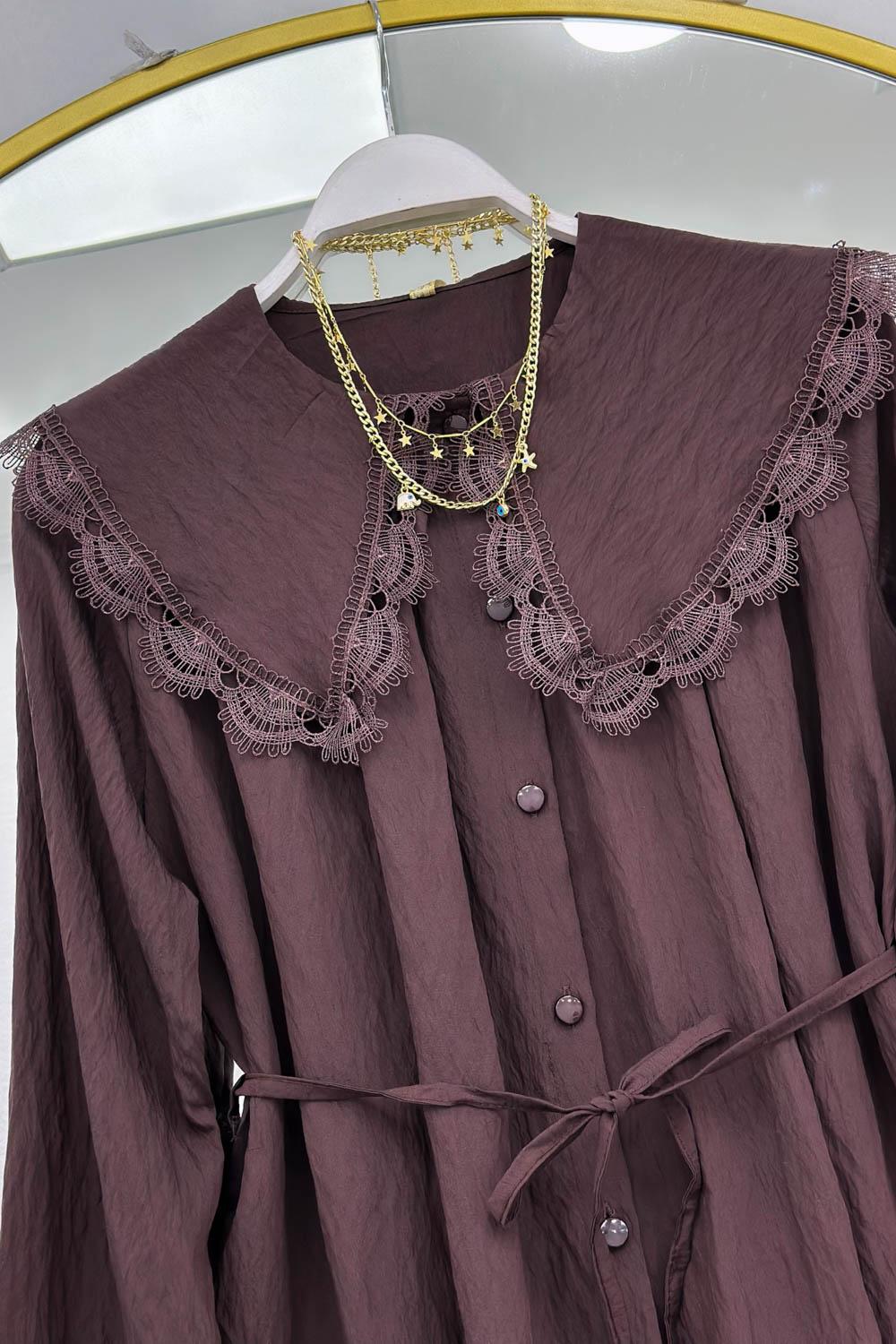 YAKASI DANTEL İŞLEMELİ GÖMLEK