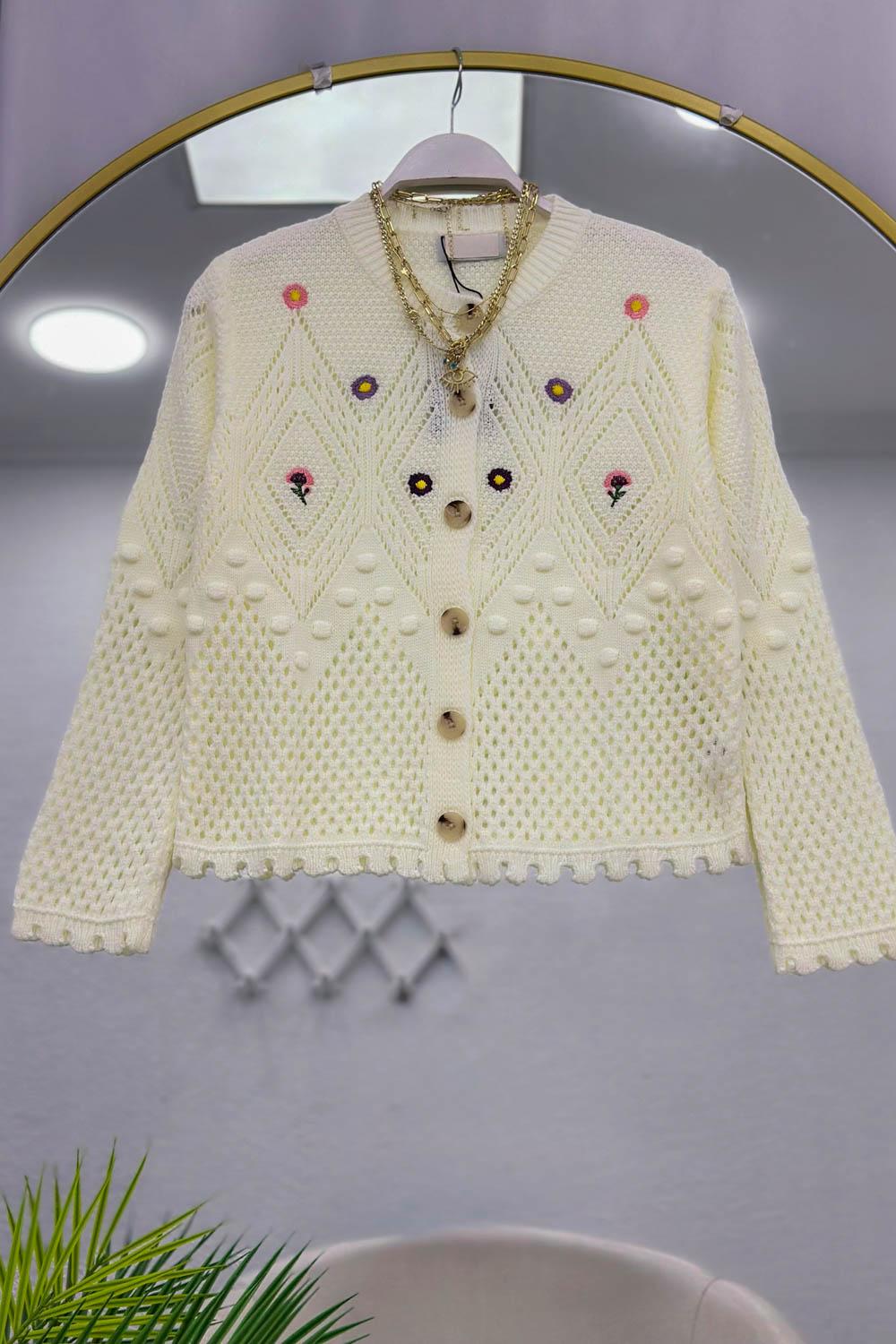 RENKLİ ÇİÇEKLİ DÜĞMELİ HIRKA