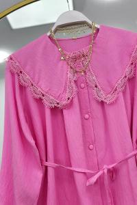 YAKASI DANTEL İŞLEMELİ GÖMLEK