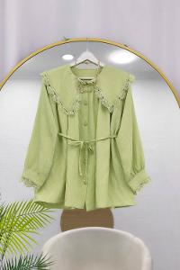 YAKASI DANTEL İŞLEMELİ GÖMLEK