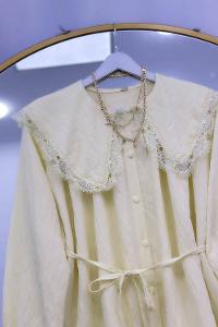 YAKASI DANTEL İŞLEMELİ GÖMLEK