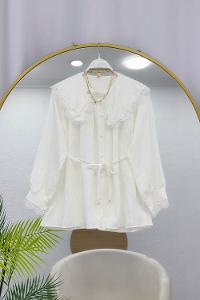 YAKASI DANTEL İŞLEMELİ GÖMLEK