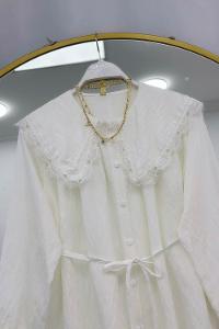 YAKASI DANTEL İŞLEMELİ GÖMLEK