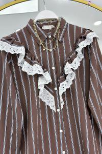 DÜĞME DETAYLI FIRFIRLI GÖMLEK