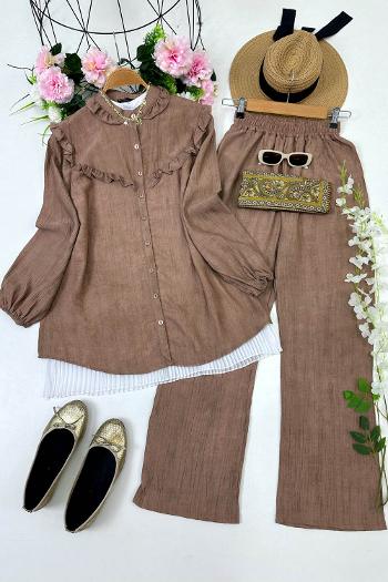 ÖNÜ VE YAKASI FIRFIR DETAYLI TAKIM