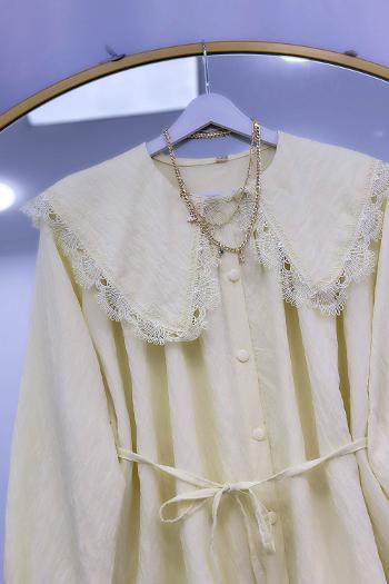 YAKASI DANTEL İŞLEMELİ GÖMLEK