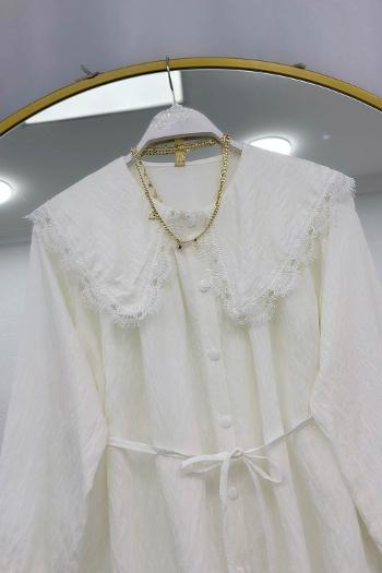 YAKASI DANTEL İŞLEMELİ GÖMLEK